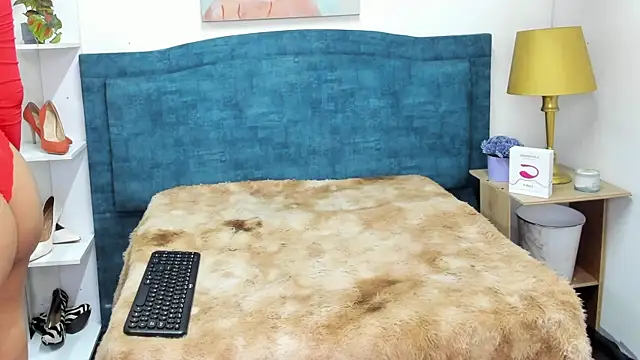 IsadoraVex online show from April 18, 2026, 12:07 pm