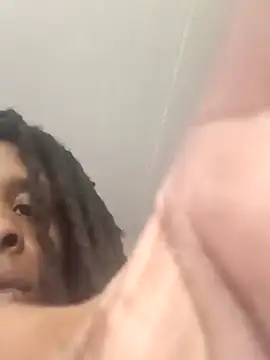 Azelia 33 online show from April 15, 2026, 9:15 pm