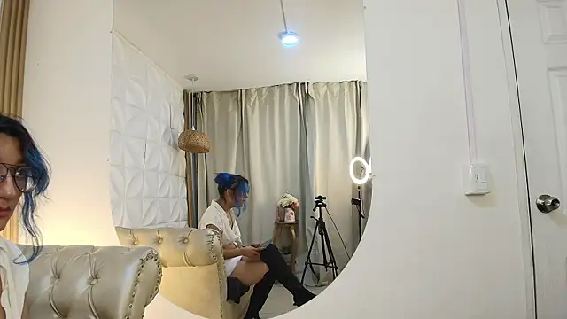 Zafiro Kitsune online show from April 17, 2026, 3:42 am