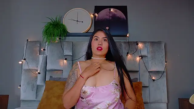 AriannaLux   online show from April 15, 2026, 7:51 pm