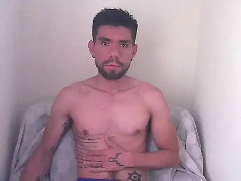 Snapshot of thomas2wood chatting on July 5, 2026, 9:43 pm thomas2wood online show from July 5, 2026, 9:43 pm