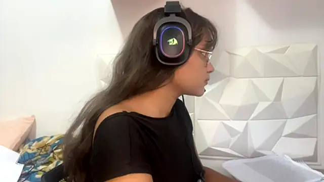 IsisValentine online show from April 14, 2026, 6:13 pm