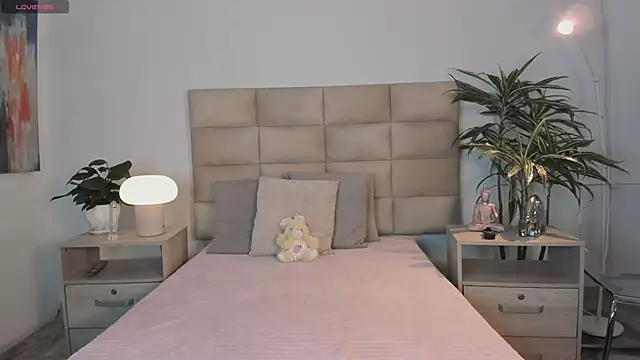 BrendaBloom  online show from April 13, 2026, 4:05 am