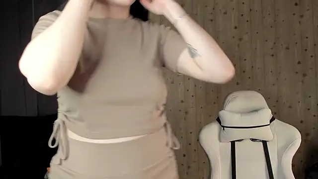 Oliviabagheera online show from April 15, 2026, 4:07 am