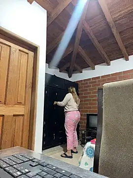  BellaSmith  online show from May 24, 2026, 11:37 pm