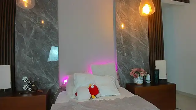 Scarlett Evanss  online show from April 13, 2026, 11:47 am