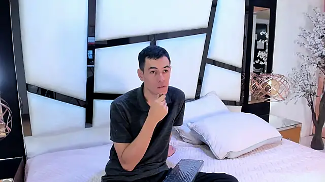 Lucie Mark online show from April 10, 2026, 12:56 pm