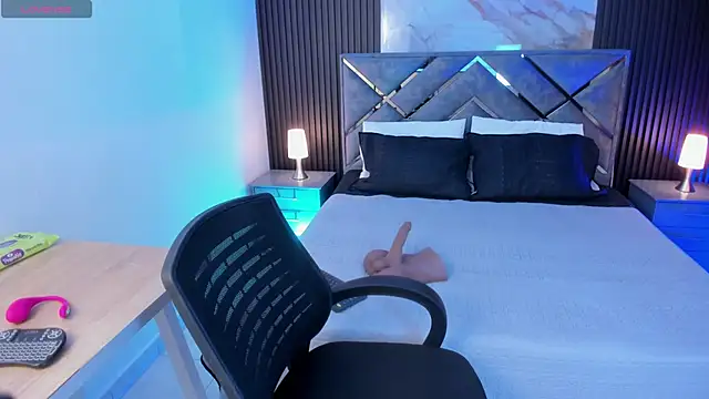 Milacurvy online show from April 16, 2026, 7:25 pm