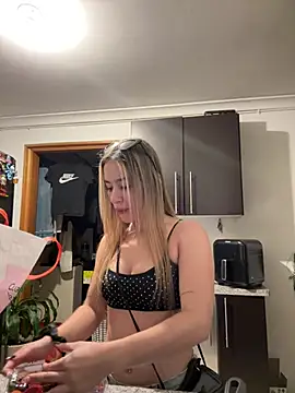 AmyRusso online show from April 16, 2026, 11:40 pm