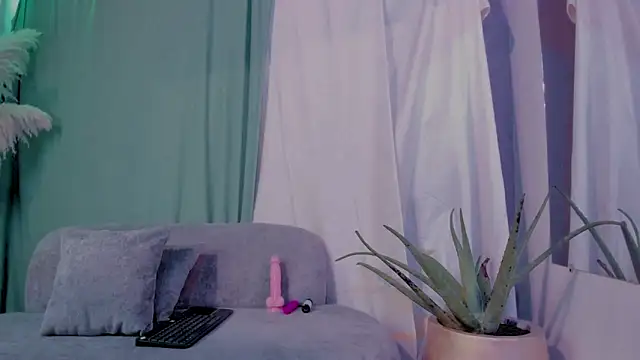 MiaFoxxx5 online show from April 17, 2026, 1:47 pm