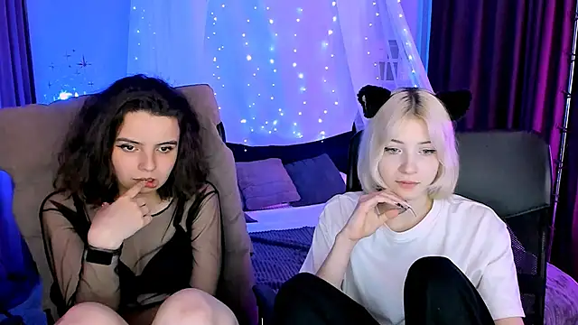 Snapshot of mia_mooon_ chatting on May 19, 2026, 8:49 pm mia mooon online show from May 19, 2026, 8:49 pm