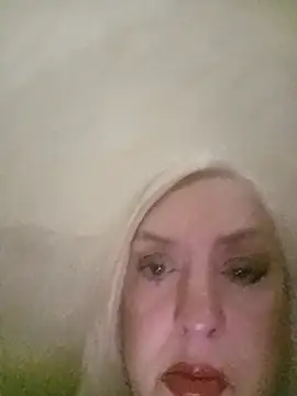 Julia20X online show from April 11, 2026, 7:39 pm