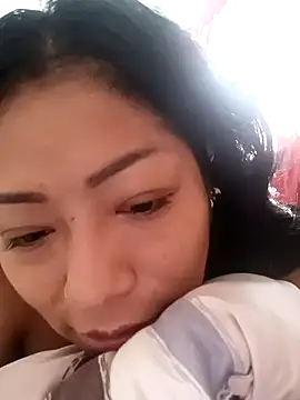 gatita2303 online show from April 13, 2026, 8:13 pm