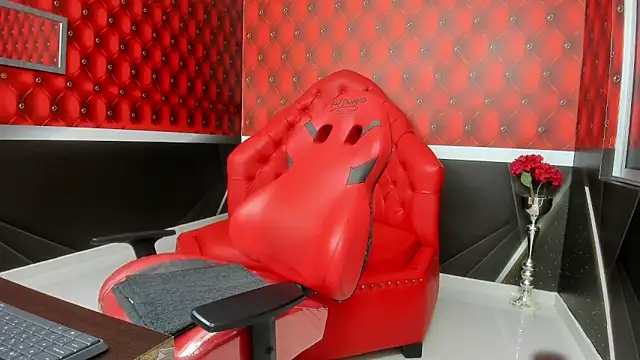 Kiara Skinny online show from April 14, 2026, 4:06 am