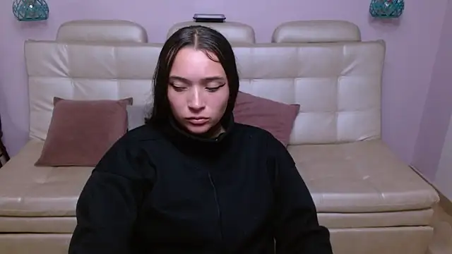 Marianne Cam online show from April 15, 2026, 9:04 pm