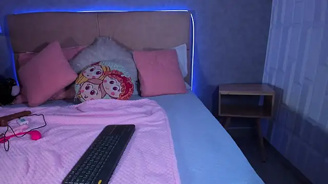 Snapshot of RoxaneBrown chatting on June 23, 2026, 7:34 pm RoxaneBrown online show from June 23, 2026, 7:34 pm
