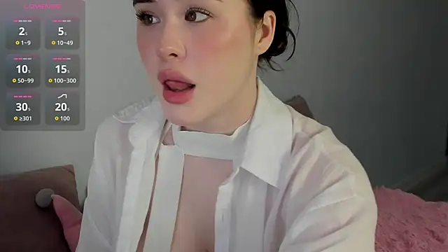 ChloeBlisss online show from April 18, 2026, 3:42 am