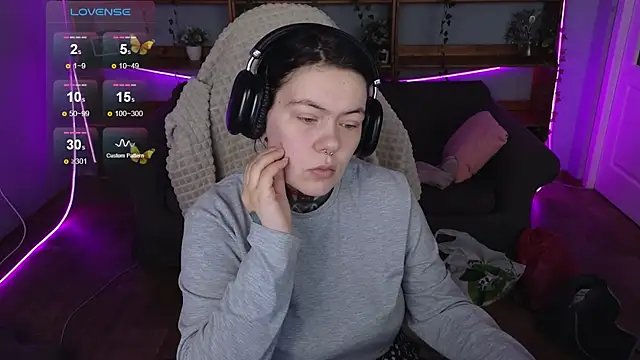 QwertyAnnie Lbo online show from April 14, 2026, 1:21 am