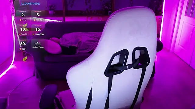 QwertyAnnie Lbo online show from April 19, 2026, 6:10 pm