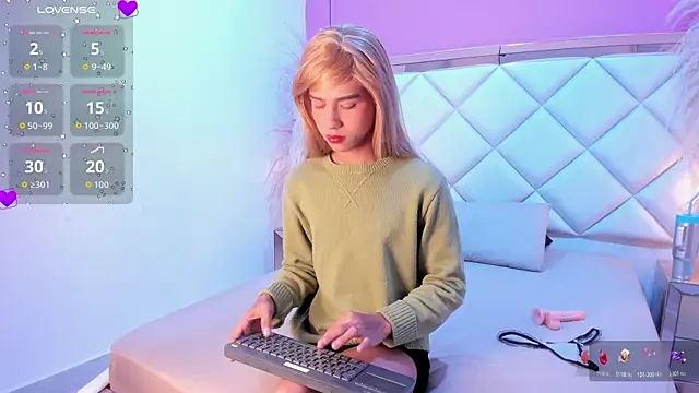 SamyBrownn online show from April 21, 2026, 5:52 pm