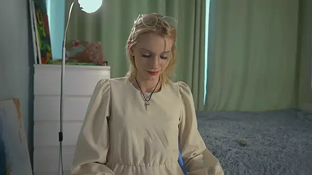 GildaThurgood online show from April 15, 2026, 4:18 am