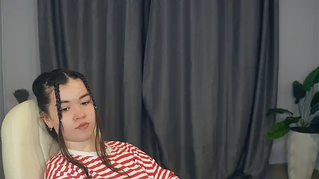 ShanaYock online show from April 12, 2026, 1:47 pm