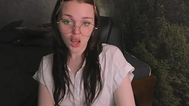 Emilly Hiil online show from May 29, 2026, 1:00 am