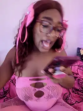 ChocolatCoveredStrawberry online show from April 10, 2026, 6:37 pm