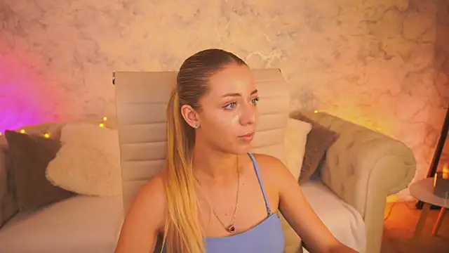DoveLovee online show from June 15, 2026, 1:11 pm