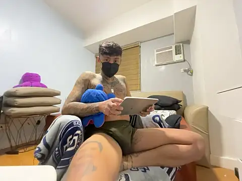 tattoo hottie online show from April 18, 2026, 12:18 pm