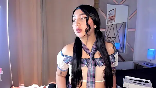 Nicolle 77 online show from April 15, 2026, 5:28 pm