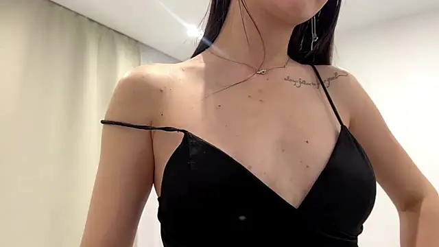 Elisayep online show from April 15, 2026, 6:12 pm