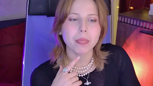 Snapshot of VivienneHebert chatting on June 26, 2026, 12:44 pm VivienneHebert online show from June 26, 2026, 12:44 pm