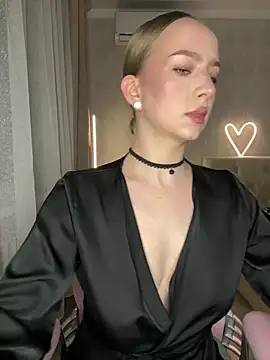 AlisaPearl online show from June 10, 2026, 8:21 pm