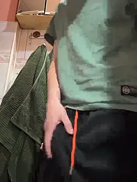 eryk83638 online show from April 13, 2026, 4:11 pm