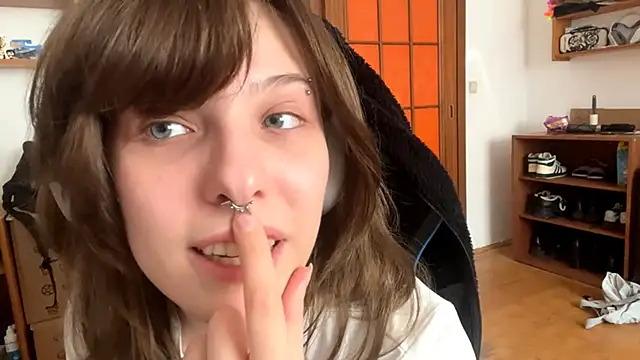 Snapshot of PillowPeachX chatting on April 19, 2026, 11:44 am PillowPeachX online show from April 19, 2026, 11:44 am
