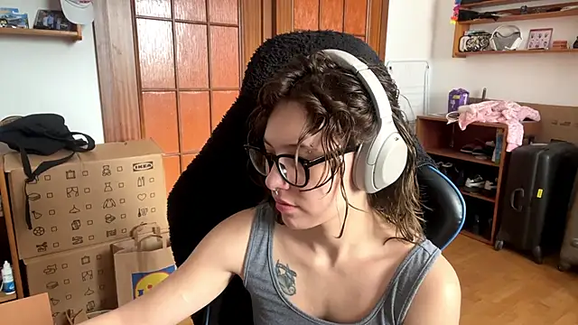 Snapshot of PillowPeachX chatting on May 17, 2026, 8:36 am PillowPeachX online show from May 17, 2026, 8:36 am