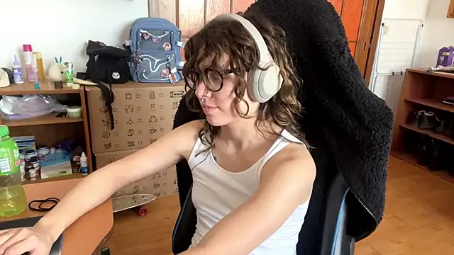 Snapshot of PillowPeachX chatting on May 4, 2026, 2:42 pm PillowPeachX online show from May 4, 2026, 2:42 pm