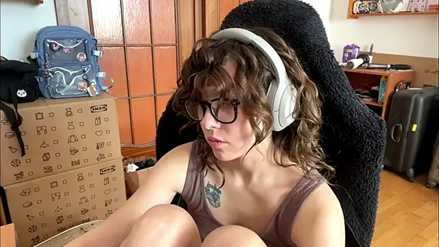 Snapshot of PillowPeachX chatting on May 3, 2026, 8:52 am PillowPeachX online show from May 3, 2026, 8:52 am