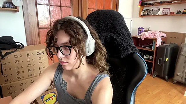 Snapshot of PillowPeachX chatting on May 18, 2026, 10:09 am PillowPeachX online show from May 18, 2026, 10:09 am