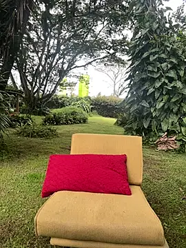 JuliettaGmz online show from April 27, 2026, 3:43 pm