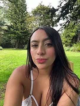 JuliettaGmz online show from June 25, 2026, 3:06 pm