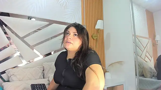 Eimy Curvy online show from May 5, 2026, 4:04 am
