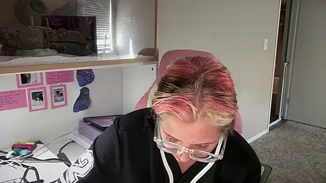 MUSCLEMOMMY1365 online show from May 13, 2026, 7:54 pm