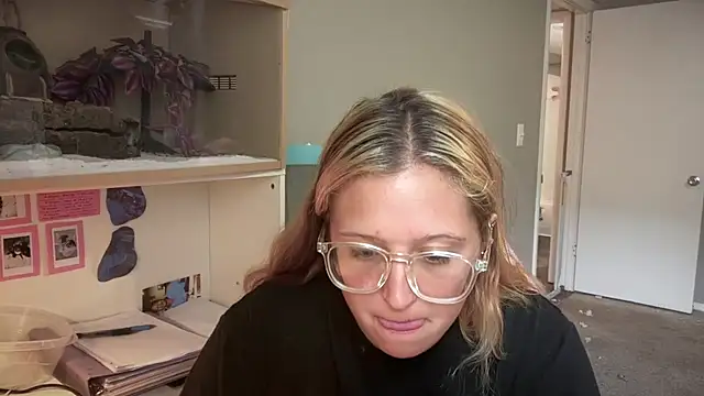 MUSCLEMOMMY1365 online show from April 26, 2026, 2:58 pm