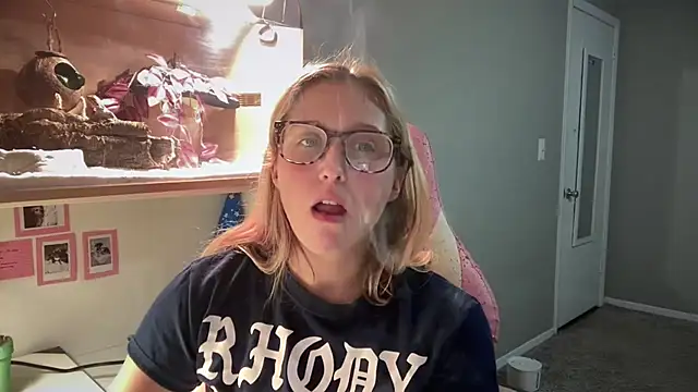 MUSCLEMOMMY1365 online show from June 11, 2026, 1:16 am