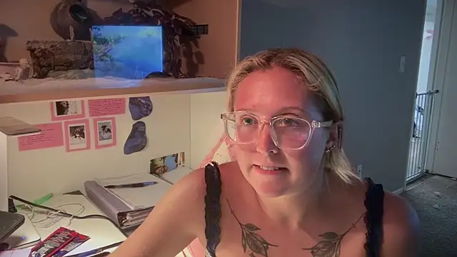 MUSCLEMOMMY1365 online show from April 26, 2026, 12:52 am