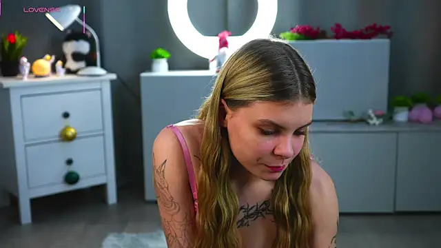 LesleeOpenshaw online show from April 15, 2026, 7:58 pm