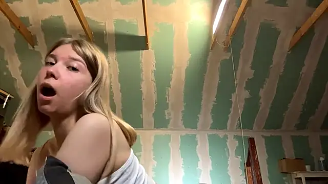 Skinny girl  online show from May 4, 2026, 7:28 pm