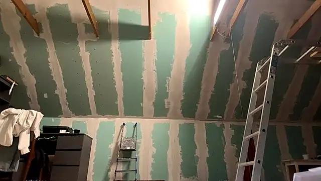 Skinny girl  online show from April 20, 2026, 6:09 pm